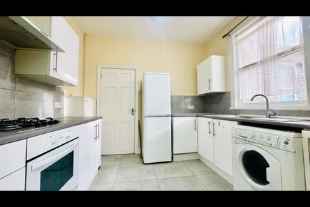 2 Bed Terraced House, Dersingham Avenue, E12 - Photo 5