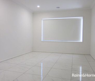 "MODERN 4 BEDROOM FAMILY HOME!" - Photo 2