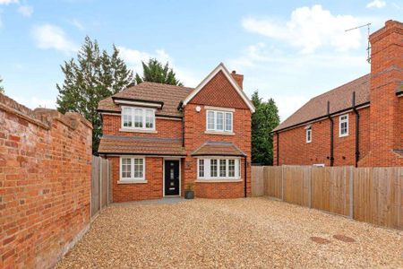 Contemporary detached house with southerly facing rear garden and driveway parking. Set in semi-rural location - Photo 4