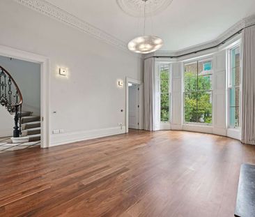 An exceptional Victorian townhouse with a private roof terrace and ... - Photo 1