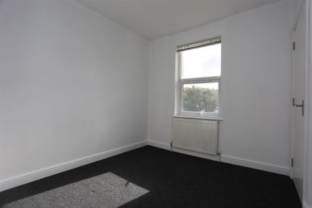 3 bedroom flat to rent - Photo 4