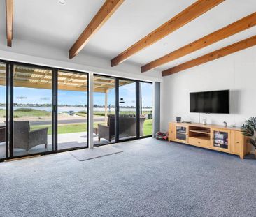 Classic Riverfront Holiday Home with River Access - Photo 2