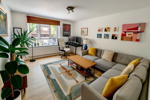 2 Bed Flat, Hicks Close, SW11 - Photo 1