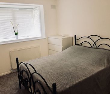 2 Bed Flat, Larch Close, N11 - Photo 4