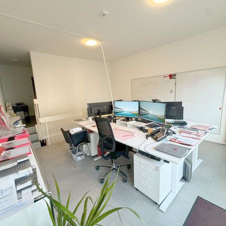 Helle Wohnung auf zwei Ebenen mit eigenem Keller und Außenstellplatz - Photo 4