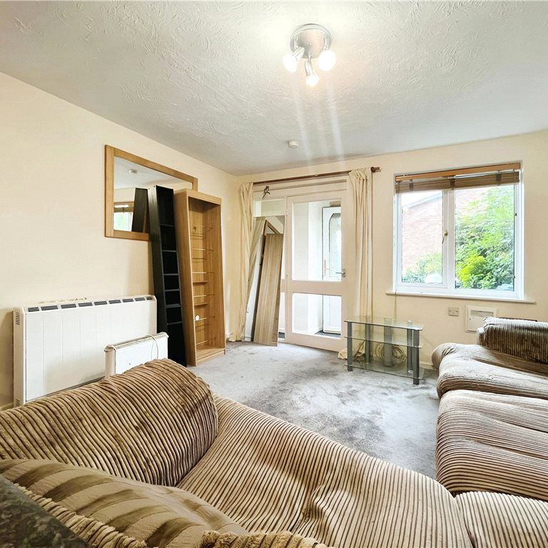 Staines-upon-Thames, Surrey, TW19 6BX - Photo 1