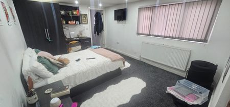 2 Bed - Flat 3, 24 Kensington Terrace, Hyde Park, Leeds - LS6 1BE - Student - Photo 4