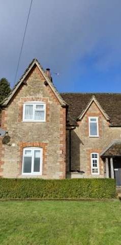 Charming semi-detached cottage in Langley Burrell with two bedrooms, a modern kitchen, and a spacious garden. Perfect rural location near Chippenham, ideal for - Photo 2