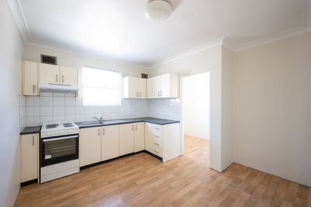 Tidy 2 Bedroom Unit - Photo 2