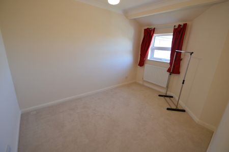 3 bedroom End Terraced House - CRESWICK COURT, WELWYN GARDEN CITY - Photo 3