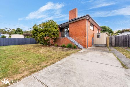 Lovely Family Home with Spacious Yard - Photo 2