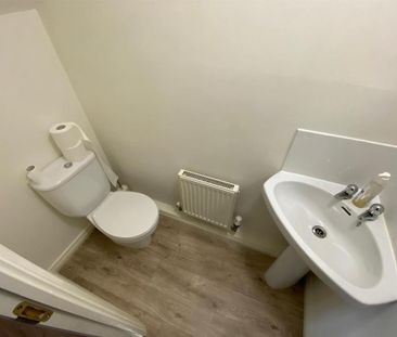 2 bedroom mews to rent - Photo 5