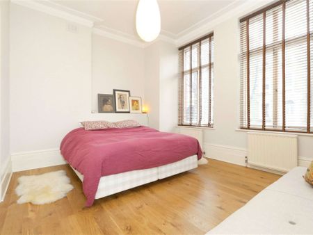 A well presented two bed apartment in the heart of Canonbury one of Islington's most beautiful conservation areas. - Photo 4
