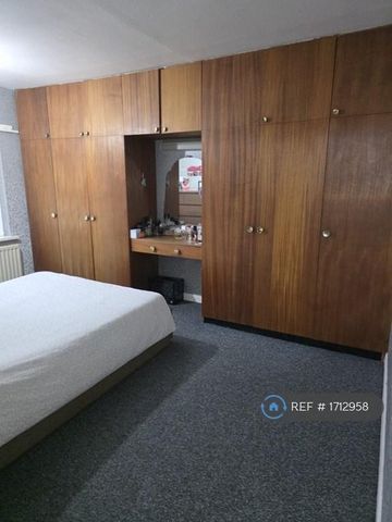 4 bedroom semi-detached house to rent - Photo 4