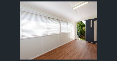 NEAT AND TIDY 3 BEDROOM FULLY FENCED HOME - WALK TO SCHOOLS - Photo 3