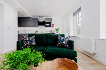 Three Bed Apartment - Photo 2