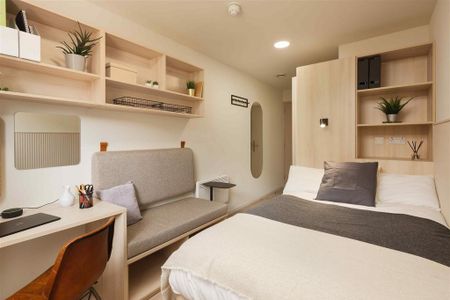 1 bedroom in a flat share to rent - Photo 2