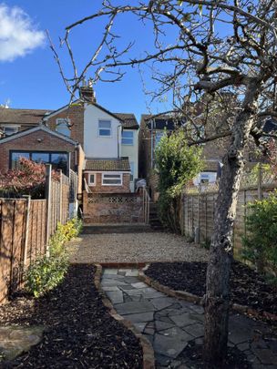 Room 6, 25 Springfield Road, Guildford, Surrey GU1 4DW - Photo 1