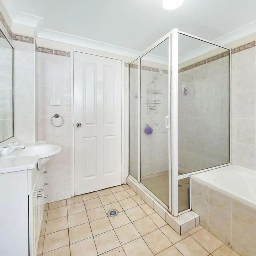 WELL PRESENTED 2-BEDROOM APARTMENT CLOSE TO TRANSPORT! - Photo 1