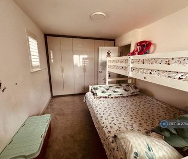 4 bedroom detached house to rent - Photo 3