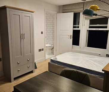 Studio Flat, Wolfington Road, SE27 - Photo 2