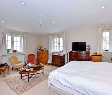 Charming four-bedroom family home in the village of Kineton. - Photo 3