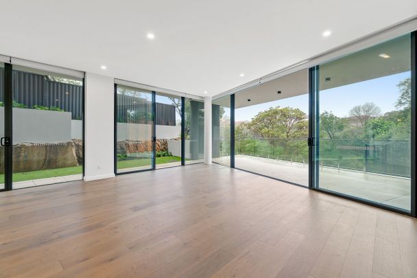 Luxury Three Bedroom Apartment With Parking! - Photo 1