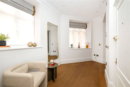 A luxurious two-bedroom, two-bathroom lateral apartment in a prestigious red brick building on Stratton Street, Mayfair. - Photo 4