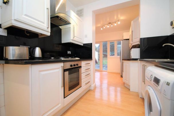 4 bedroom bungalow to rent - Photo 1