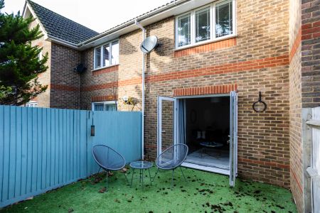 2 Bed, House - Photo 2