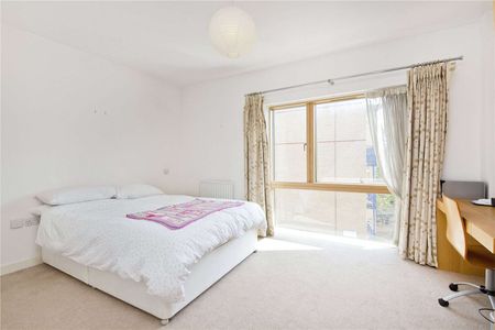 Two bedroom modern apartment with a balcony in Dalston. - Photo 5