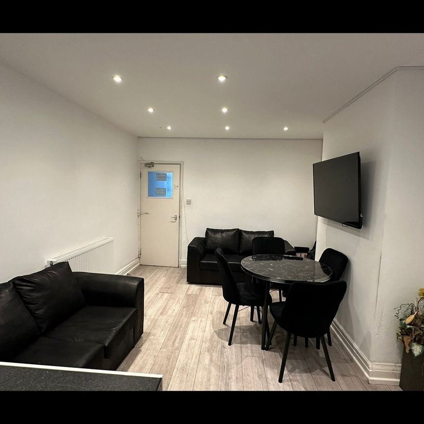 Room in a Shared House, Teignmouth Road, B29 - Photo 1