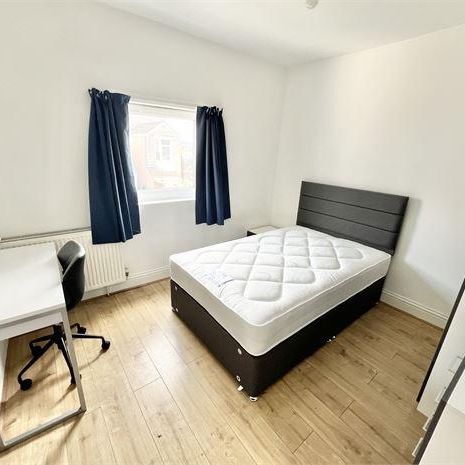6 bedroom semi-detached house to rent - Photo 1