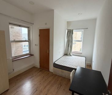 3 Bed Flat, Upper Clapton Road, E5 - Photo 2