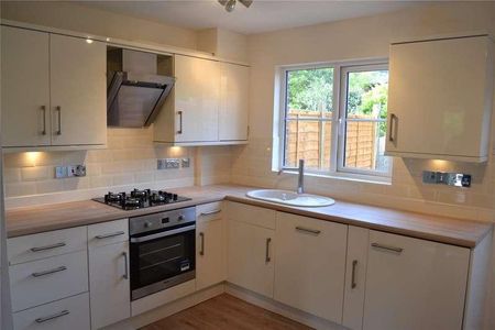 Cotterell Gardens, Twyford, Berkshire, RG10 - Photo 2