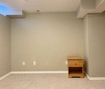 For Lease - 824 College Manor Drive Unit# Lower, Newmarket, Ontario - Photo 2