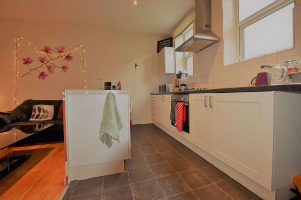 3 bedroom Flat in Flat 1, Leeds - Photo 1