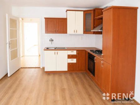 Pronájem udržovaného bytu 2+1 v bezprostřední blízkosti centra města na ulici Cihlářská - Photo 2
