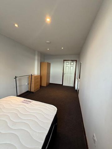 1 bedroom in a flat share to rent - Photo 4