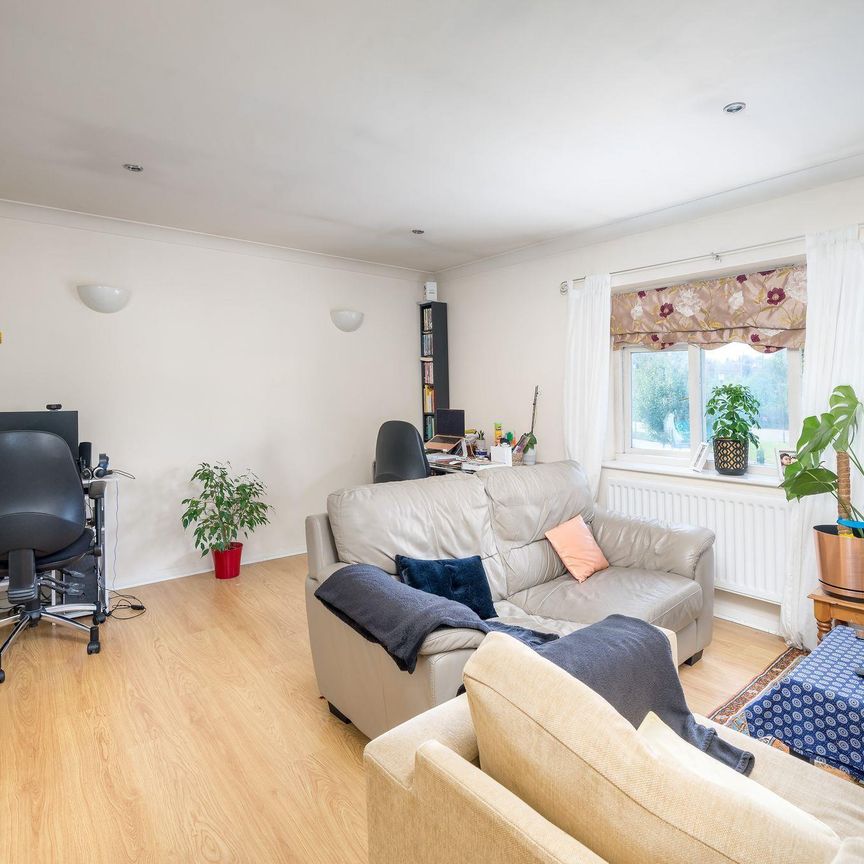 1 Fallowfields Drive, North Finchley - Photo 1