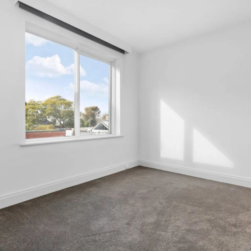 Bright Two-Bedroom Apartment in Prime Richmond Location - Photo 1