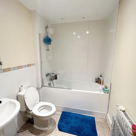 1 bedroom in a house share to rent - Photo 4