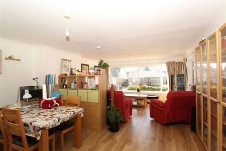 4 bedroom detached house to rent - Photo 3