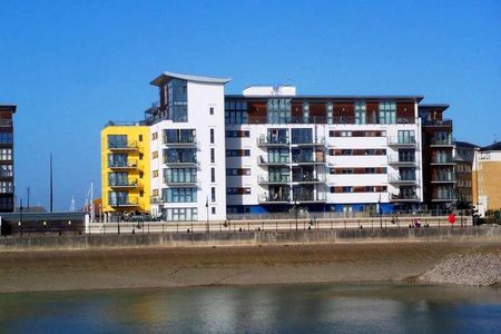 Centauri Court, Midway Quay, Sovereign Harbour North, Eastbourne, BN23 - Photo 5