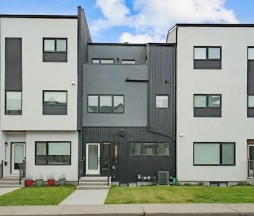 Newly Built 3 Bedroom Townhouse Corner Unit | 631 20 Avenue Northwest, Calgary - Photo 1