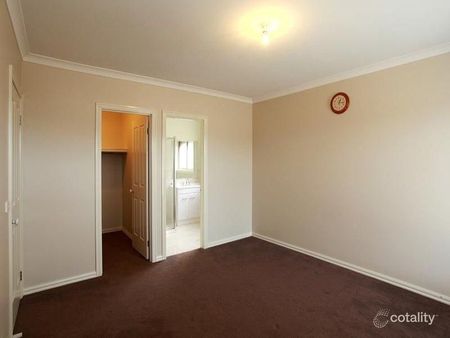 Spacious Family Home in Brookfield - Photo 2