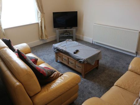 Edinburgh Grove (room 4), Armley, Leeds - Photo 2