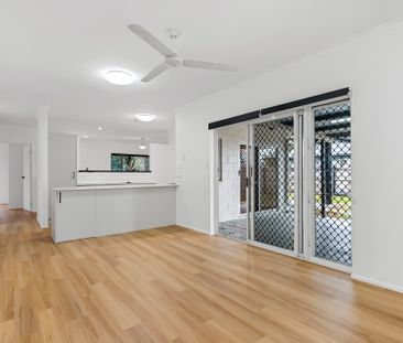 SPACIOUS FAMILY HOME IN SOUGHT AFTER EDMONTON! - Photo 3