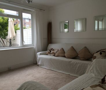 3 Bed Terraced House, Morris House, SW4 - Photo 2