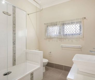 Beautiful Spacious Home Close to Town - Photo 5